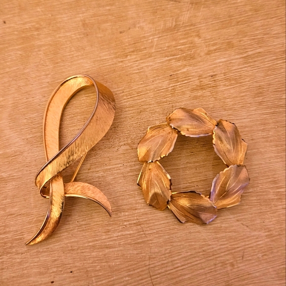 Crown Trifari Jewelry - Bundle of two brooches- Crown Trifari